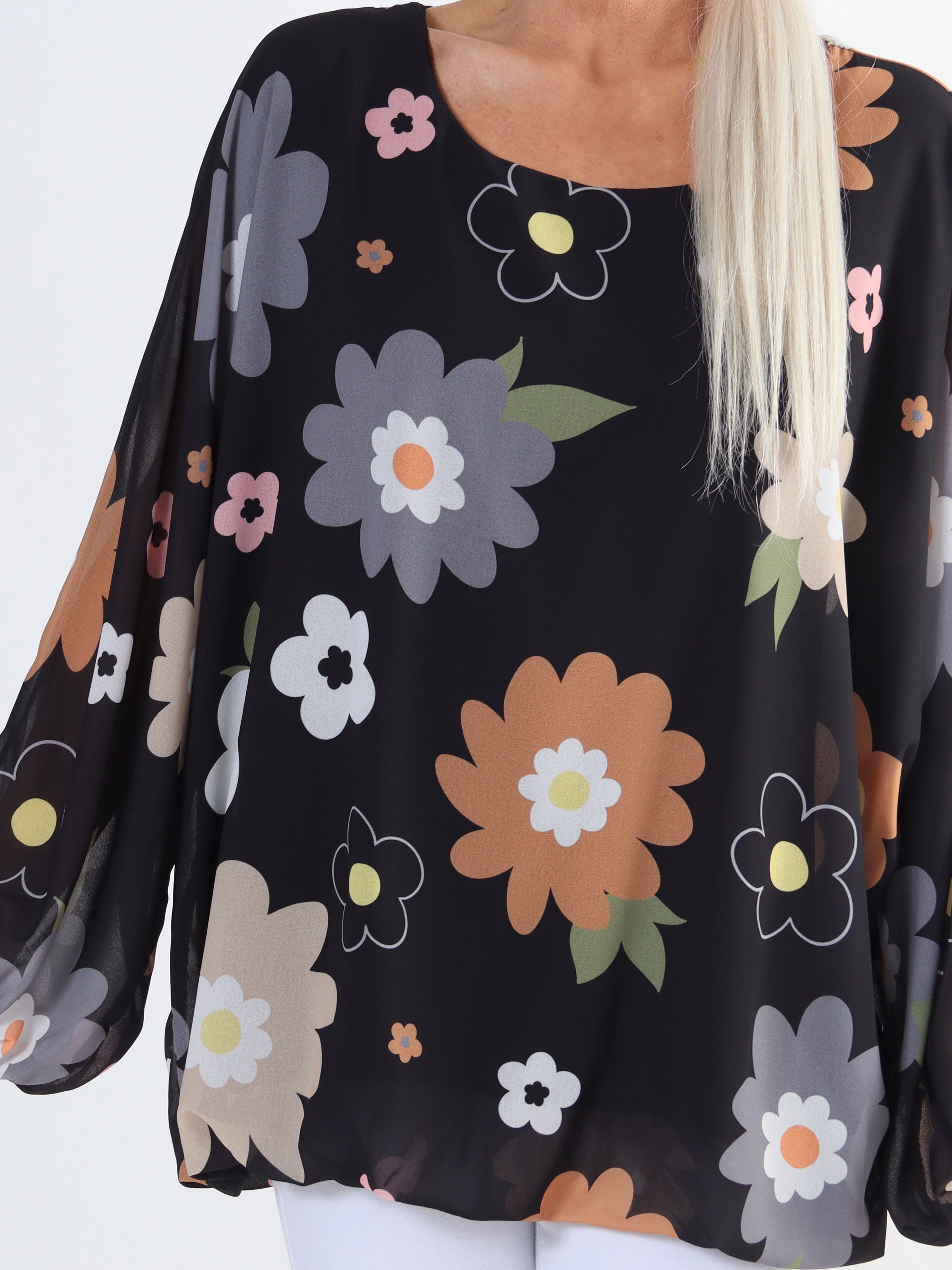 Destiny Flower - Chiffongblus med blommönster i plus size-modell